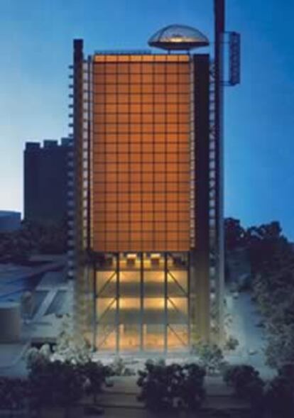 La nueva ola 'high-tech' en los hoteles incluye pantallas de cristal líquido para ver las noticias desde la ducha, cristales fotograduables, equipo de música de alta fidelidad, Internet de banda ancha y teléfono digital sin cable. En la imagen, una recreación del futuro hotel Hesperia en L' Hospitalet de Llobregat, Barcelona.