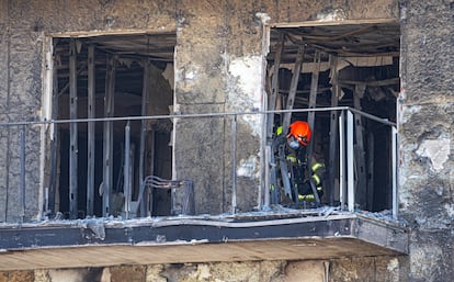 Un bombero inspecciona una de las viviendas incendiadas, este viernes.
