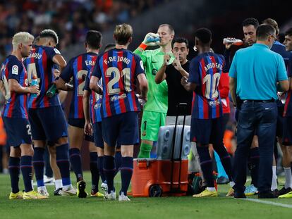 Xavi Hernández da instrucciones en un descanso para hidratarse durante el partido de la primera jornada entre el Barcelona y Rayo Vallecano el sábado en el Camp Nou.