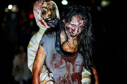 Participantes en una marcha zombi desfilan en la noche de Halloween en Caracas (Venezuela).