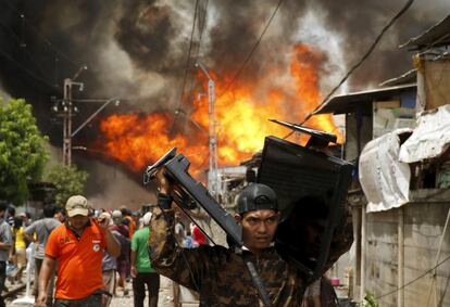 Incendio en un barrio pobre situado junto a las vías del tren en Kampung Bandan, al norte de Yakarta (Indonesia).