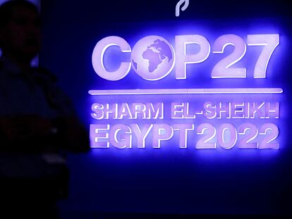 Un agente de policía durante el cierre de la cumbre del clima en la ciudad egipcia de Sharm el Sheij.