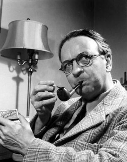 El escritor Raymond Chandler, fotografiado en 1943 en los estudios de la Paramount. 