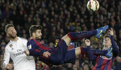 Piqué salta davant Ramos i Messi.