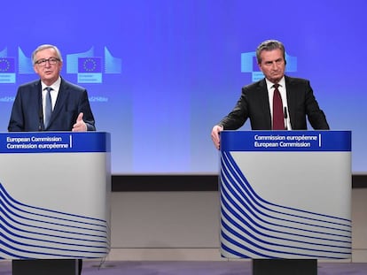 El presidente de la CE, Jean-Claude Juncker (iz), y el comisario europeo de Presupuestos, Günther Oettinger. / AFP PHOTO / Emmanuel DUNAND