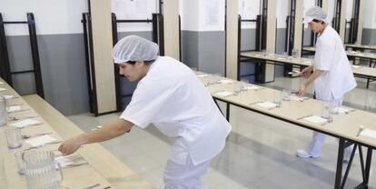 Dos trabajadoras preparan el comedor de un centro escolar de Gipuzkoa. 