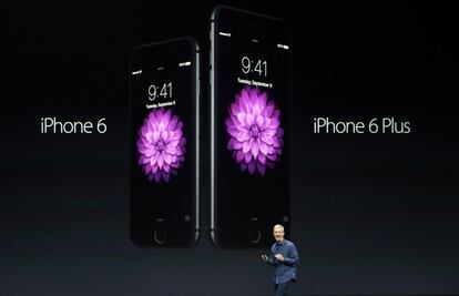 Fue presentado el 9 de septiembre de 2014. Su diseño vuelve a ser más redondeado. El iPhone 6 tiene una pantalla de 4,7 pulgadas y el 6 plus, de 5,5 pulgadas. Además, son más finos: el 6 mide 6,9 milímetros de grosor y el 6 Plus 7,1 milímetros. Como novedad, la cámara frontal permite disparar hasta 10 fotos por segundo y cuenta con sensores para reconocer las caras y elegir el mejor momento para disparar. El iPhone 6 Plus, a diferencia del 6, cuenta con un estabilizador mecánico para la grabación de vídeo. El procesador es un A8 y, según Apple, es 84 veces más rápido que el del primer iPhone y un 50% más eficiente.