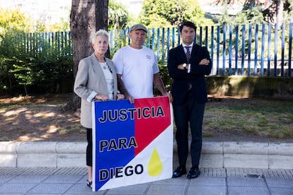 Los padres de Bello y su abogado, el pasado martes en A Coruña.