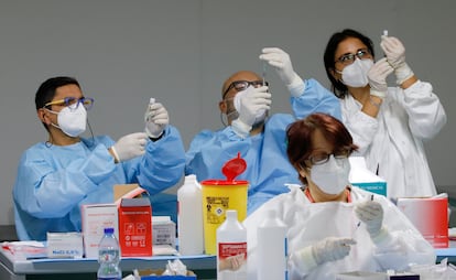 Sanitarios preparan dosis de vacuna contra la covid-19 en Nápoles, el 8 de enero de 2021.