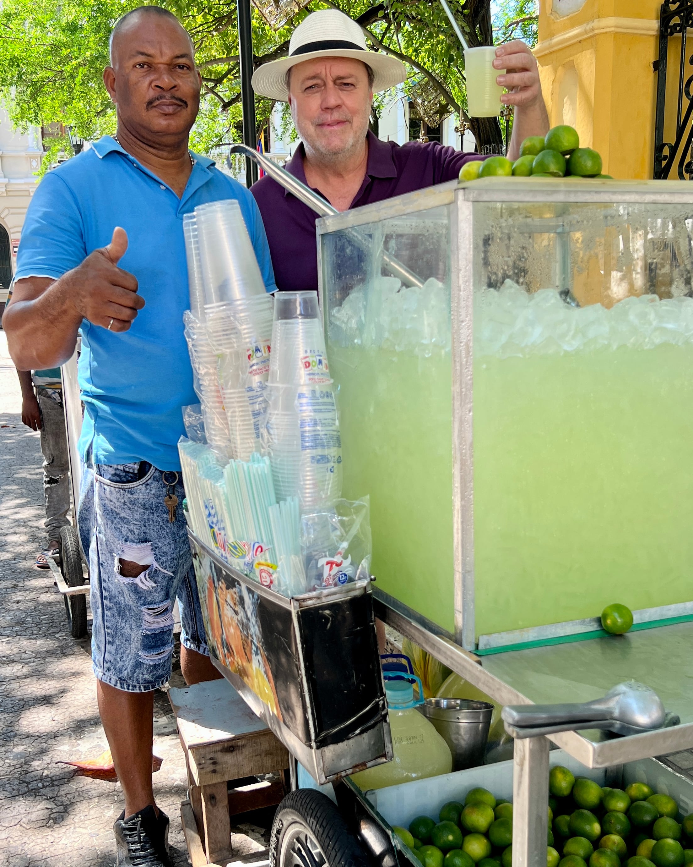 Paco Nadal con un vendedor de limonada en el centro histórico de Cartagena de Indias.