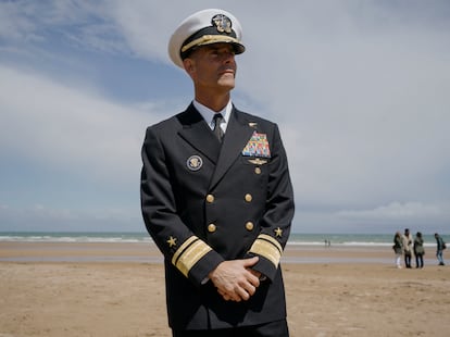 El contra-almirante Keith B. Davids fotografiado en la playa de Omaha.