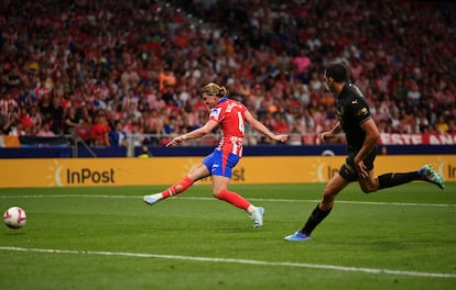 Gallagher remata a puerta en el primer gol del Atlético ante el Valencia este domingo en el Metropolitano.