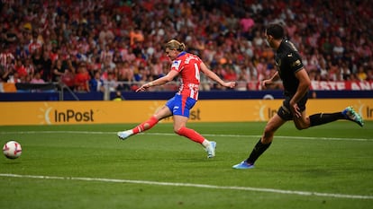 Gallagher remata a puerta en el primer gol del Atlético ante el Valencia este domingo en el Metropolitano.