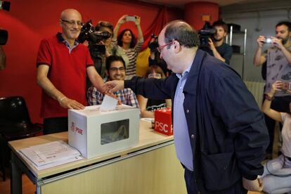 Miquel Iceta vota en las elecciones primarias del PSOE.