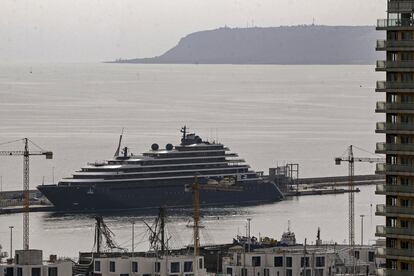 El crucero Evrima, el nuevo crucero de lujo de la cadena hotelera Ritz-Carlton y que ha sido construido en España durante este año, ha atracado este lunes en Alicante, tras terminar uno de sus primeros viajes: Montecarlo-Barcelona.