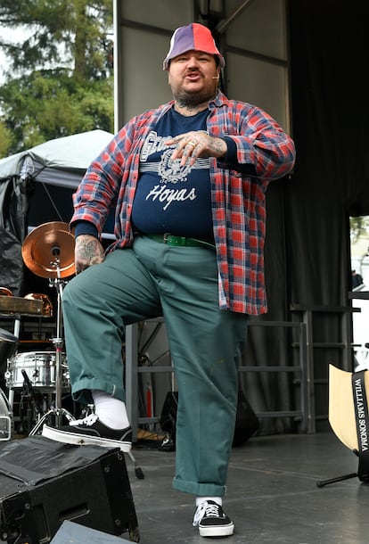 Matty Matheson sobre el escenario del festival culinario William Sonoma en Napa, California, vestido como más le gusta: camisetas, camisas de cuadros y gorros.