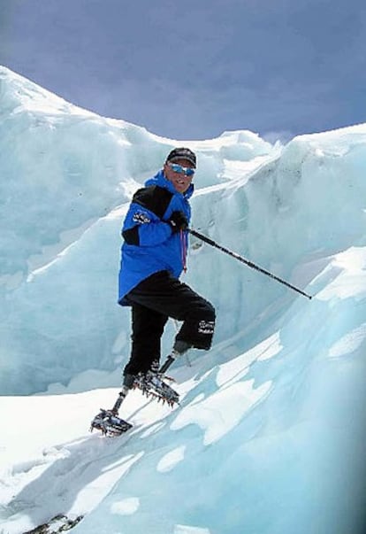 El neozelandés Mark Inglis ha conquistado la cima del Everest a pesar de tener amputadas las dos piernas.