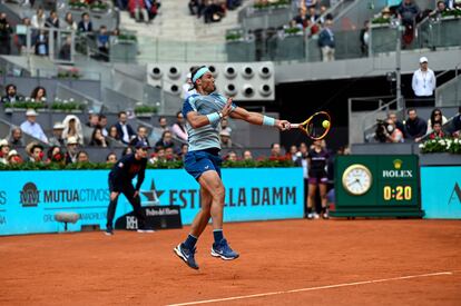 Nadal golpea la pelota durante el partido contra Kecmanovic, este miércoles en la Caja Mágica.