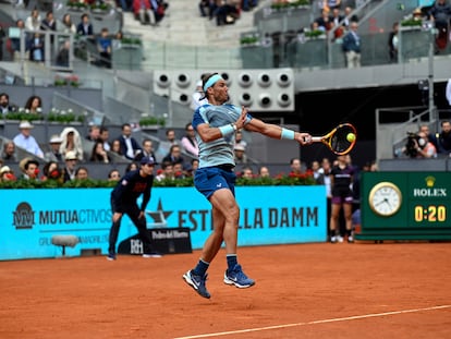 Nadal golpea la pelota durante el partido contra Kecmanovic, este miércoles en la Caja Mágica.