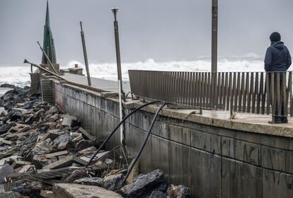 <b>El paisaje que dejó la primera ciclogénesis.</b> Así amaneció Bakio (Bizkaia) el pasado 2 de febrero. La fuerza de las olas arrasó con lonjas, portales, farolas, vallas... Los vecinos del municipio despertaron rodeados de mobiliario urbano arrancado por la fuerza del agua.