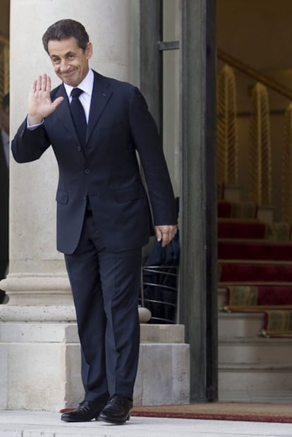 Nicolas Sarkozy se despide de Angela Merkel tras la reunión del lunes en el Elíseo.