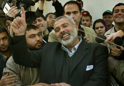 El cabeza de lista de Hamás para las elecciones legislativas de Palestina, Ismail Haniya, saluda a sus seguidores en el exterior de su casa en el campo de refugiados de Shati, en Gaza, tras la victoria de su partido en los comicios, el 26 de enero de 2006.