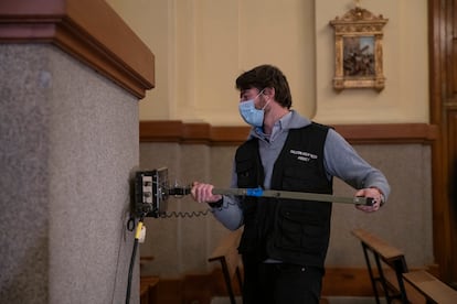 Dos de los técnicos que participan en la búsqueda de los restos de Calderón de la Barca en la parroquia de Nuestra Señora de los Dolores, en Madrid.