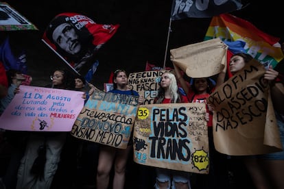 Un grupo de mujeres con carteles durante la marcha de este 8 de marzo en São Paulo.