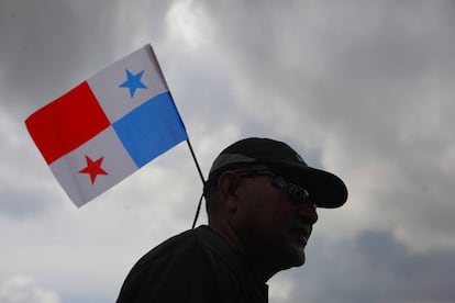 Un asistente a la inauguración de las nuevas esclusas.