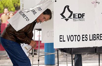 El presidente mexicano, Vicente Fox, sale de la cabina de voto, ayer, en Ciudad de México.