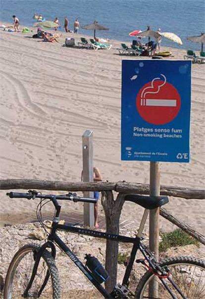 Vista de La Miranda, la playa sin humos de L&#39;Escala.