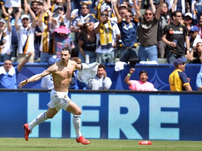 Zlatan Ibrahimovic celebra su primer gol con el Galaxy.