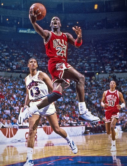 Michael Jordan jugando para los Chicago Bulls en un partido de 1988.