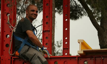 El arquitecto Santiago Cirugeda, durante la construcción del centro sociocomunitario de la Cañada Real.