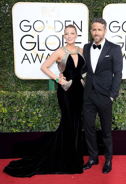 Blake Lively, con un vestido de Atelier Versace, acudió acompañada de su marido Ryan Reynolds, nominado por Deadpool.