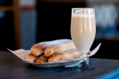Un vaso de horchata con 'fartons'.