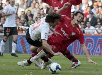 Squillaci y Silva chocan durante el partido.