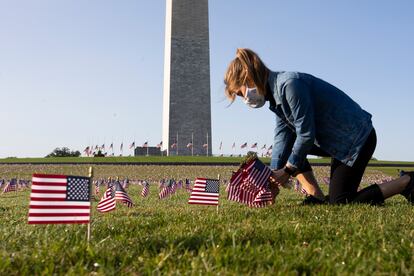 Memorial para homenagear as 200.000 vítimas mortas pela Covid-19 em Washington. 