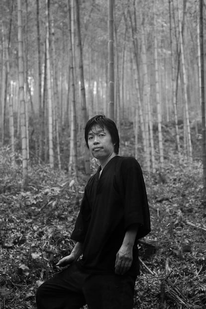 Tanabe Chikuunsai IV se inició en las artes del tejido de mimbre desde niño, aprendiendo primero de su padre y luego estudiando bellas en Osaka.