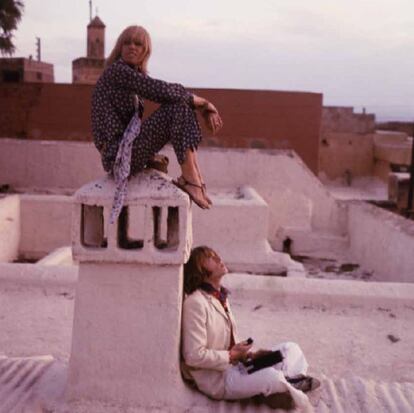 Cecil Beaton sin saberlo testimoniaba el fin de la relación sentimental entre Brian Jones y la actriz y modelo Anita Pallenberg que despues de esta sesión fotográfica abandonaría al rubio guitarrista por los brazos, los riffs y otros encantos de Keith Richards. Entre Tánger y Marrakesh los Stones entraban en contacto con personajes como los escritores William S. Burroughs, Paul Bowles, el pintor y escritor, Brion Gysin.