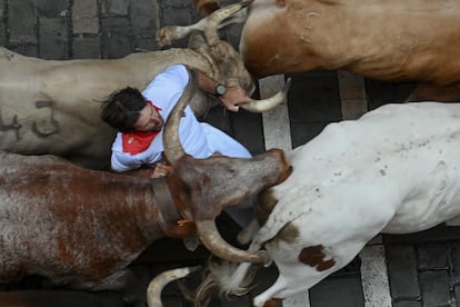Un mozo es arrollado por los toros de la ganadería Álvaro Núñez.
