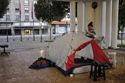 Una mujer indígena instala una carpa en la plaza central de Concepción, Chile. La proliferación de carpas en las calles, la instalación de cientos de ollas comunes -como no se veía desde la dictadura y el incremento de familias que viven en campamentos, retrata la forma en que la pobreza ha resurgido en Chile.