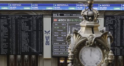 Una imagen del reloj y del panel de cotizaciones de la Bolsa de Madrid. 
