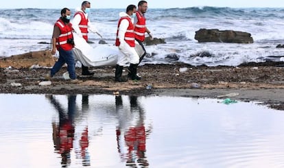 Miembros de la Media Luna Roja Libia trasladan uno de los cuerpos de Khoms.