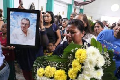 Funeral del padre Luis López en su parroquia del Edomex