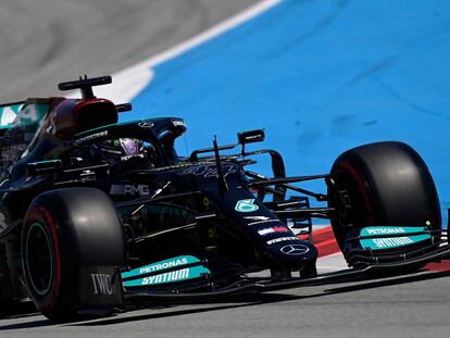 Lewis Hamilton, en su Mercedes este sábado en Montmeló.