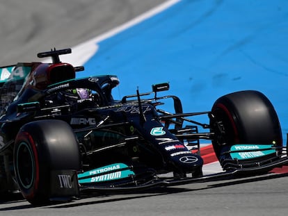 Lewis Hamilton, en su Mercedes este sábado en Montmeló.