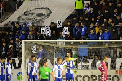 Los aficionados homajean a Francisco Javier Romero 'Jimmy', el hincha fallecido el pasado domingo en Madrid.