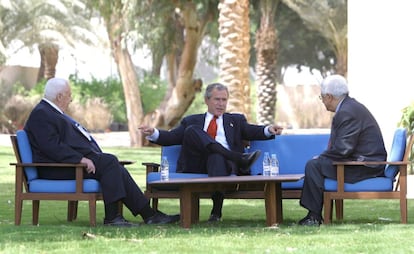 4 de junho de 2003. O presidente dos Estados Unidos, George W. Bush (c), e os primeiros-ministro de Palestina, Abu Mazen (d) e de Israel, Ariel Sharon (e), durante uma reunião em Áqaba (Jordânia), para tentar começar o plano de paz para a zona conhecido como o "Roteiro".