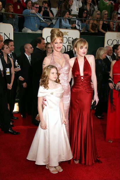 Tanto Stella como su hermana Dakota (hija de Melanie y del actor Don Johnson) han acompañado a sus padres en multitud de eventos desde que eran pequeñas. Aquí, las dos en los Globos de Oro de 2006 junto a Griffith. Dakota tenía entonces 15 años y Stella apenas nueve.